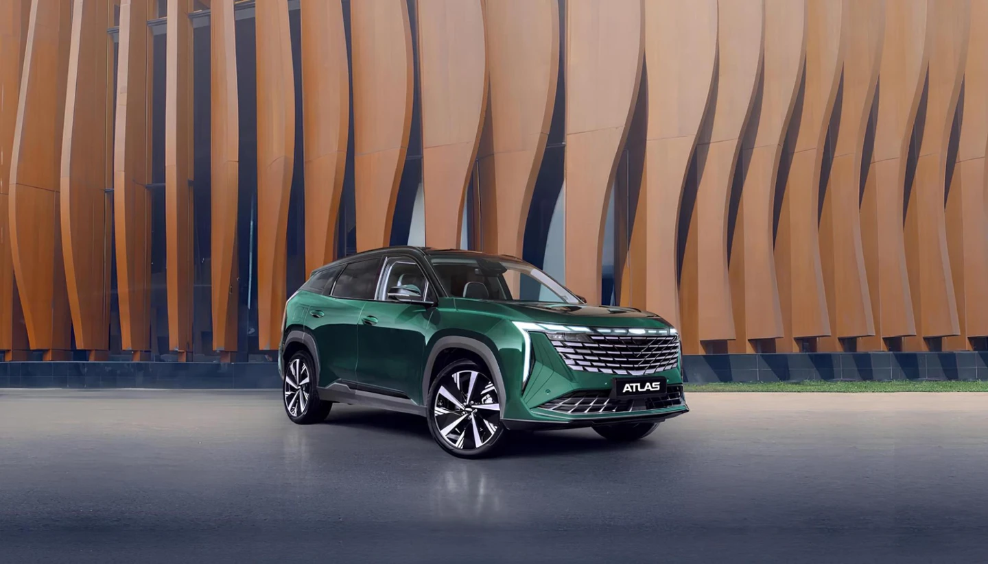 Geely Atlas на фоне современной архитектуры