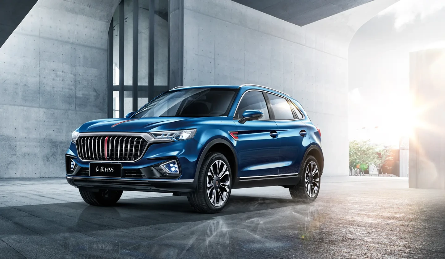 Hongqi HS5 на фоне здания