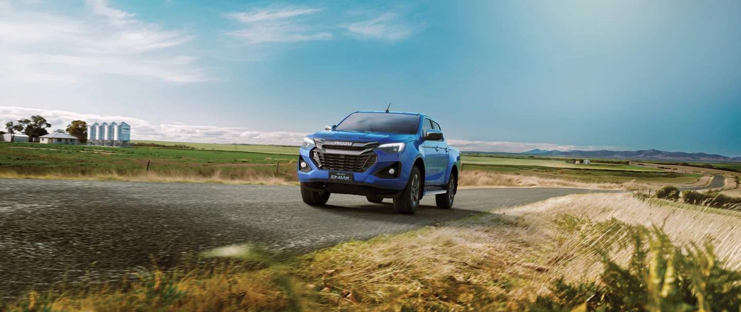 Isuzu D-Max на загородной дороге
