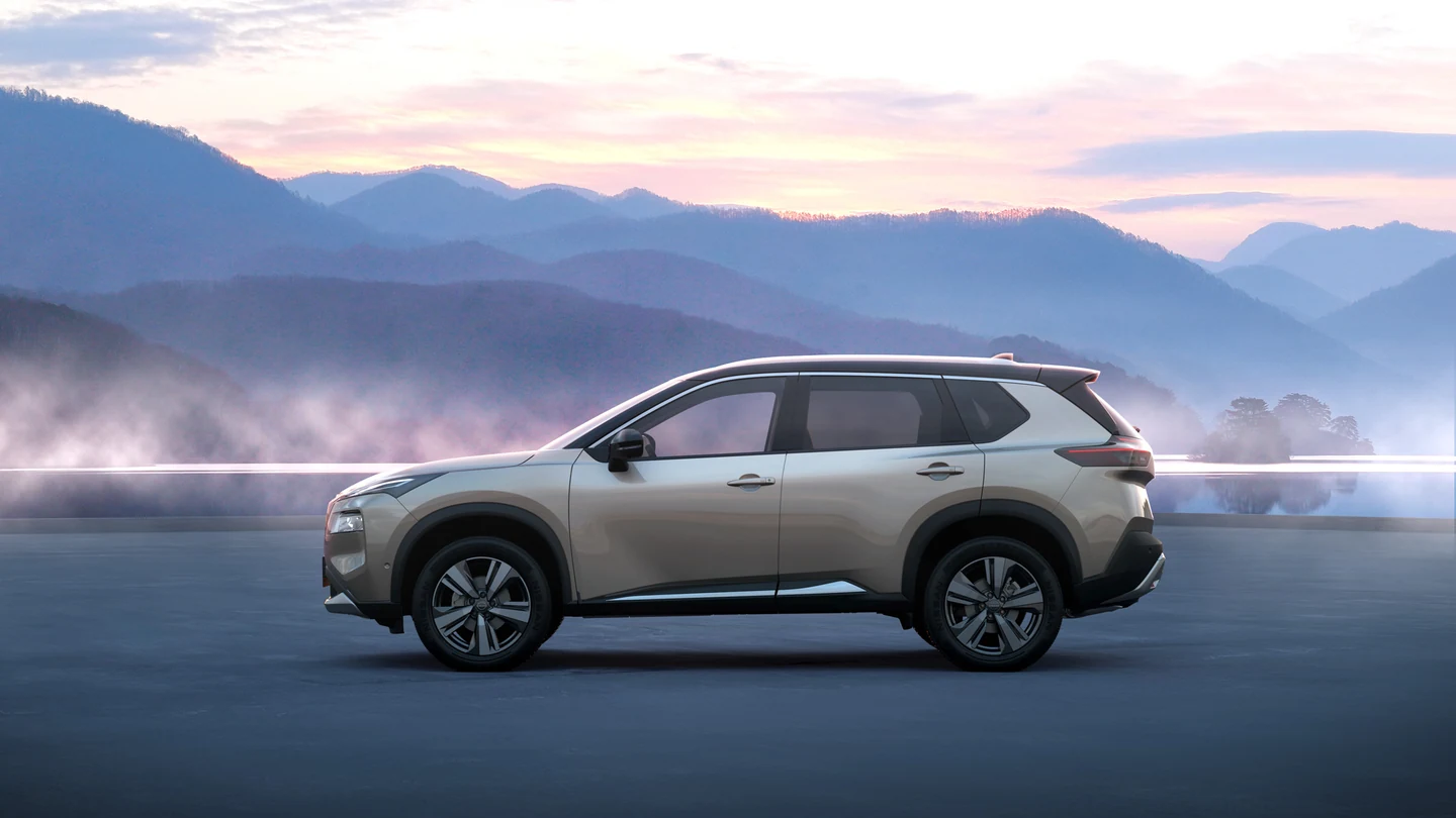 Nissan X-Trail на фоне гор