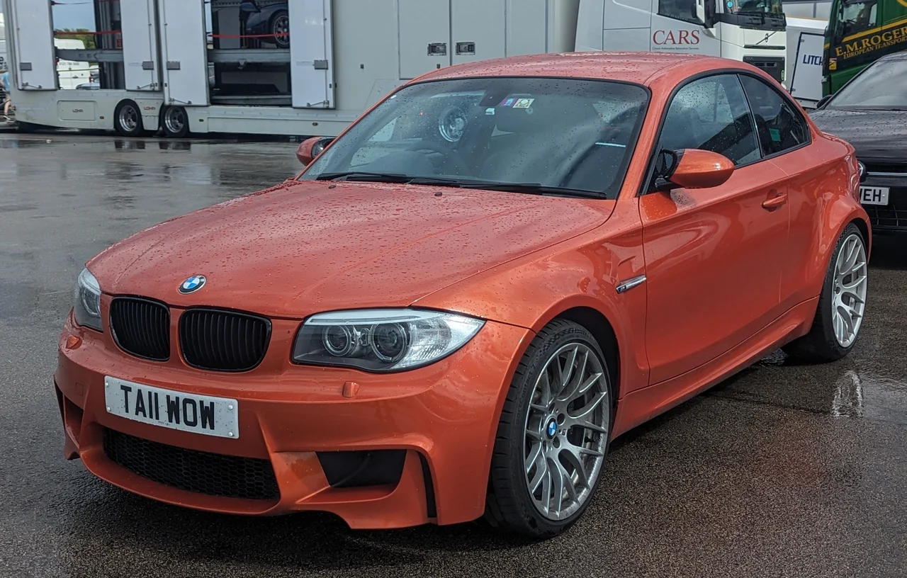 BMW 1 Series M Coupé — вид спереди и сбоку