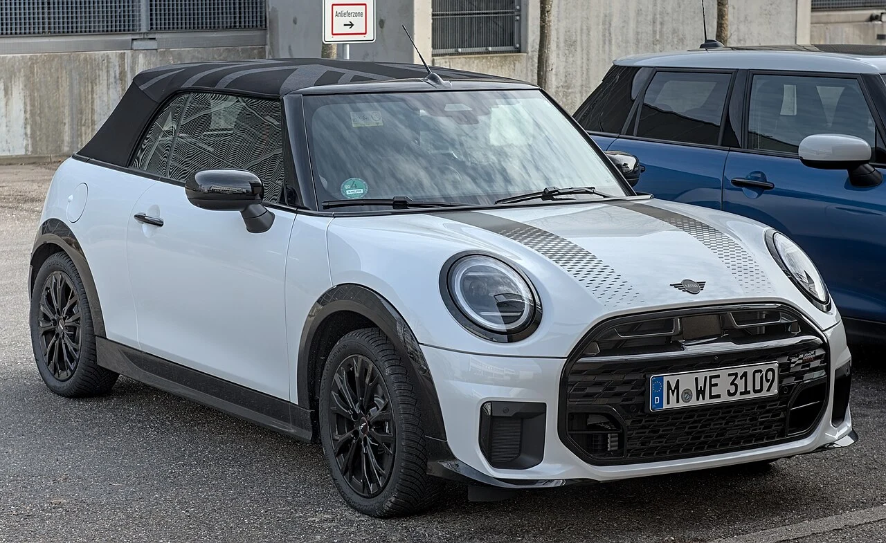 MINI Cooper Convertible — иллюстрация модели; поколение и комплектация объявления могут отличаться