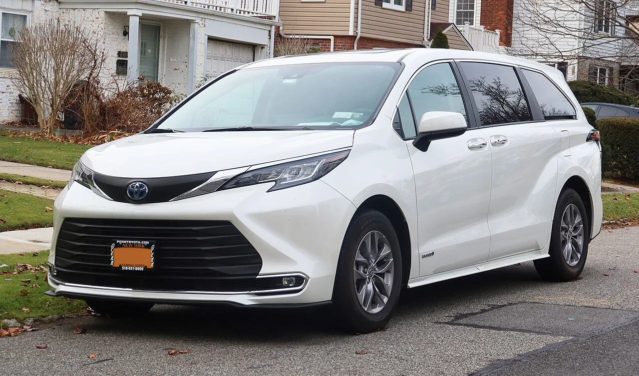 Toyota Sienna — иллюстрация модели; поколение и комплектация объявления могут отличаться
