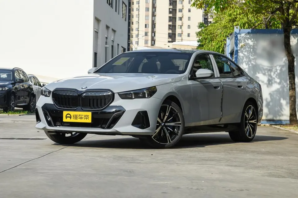 BMW 5-Series (imported) — пример автомобиля с китайского рынка; комплектация выбранного объявления может отличаться