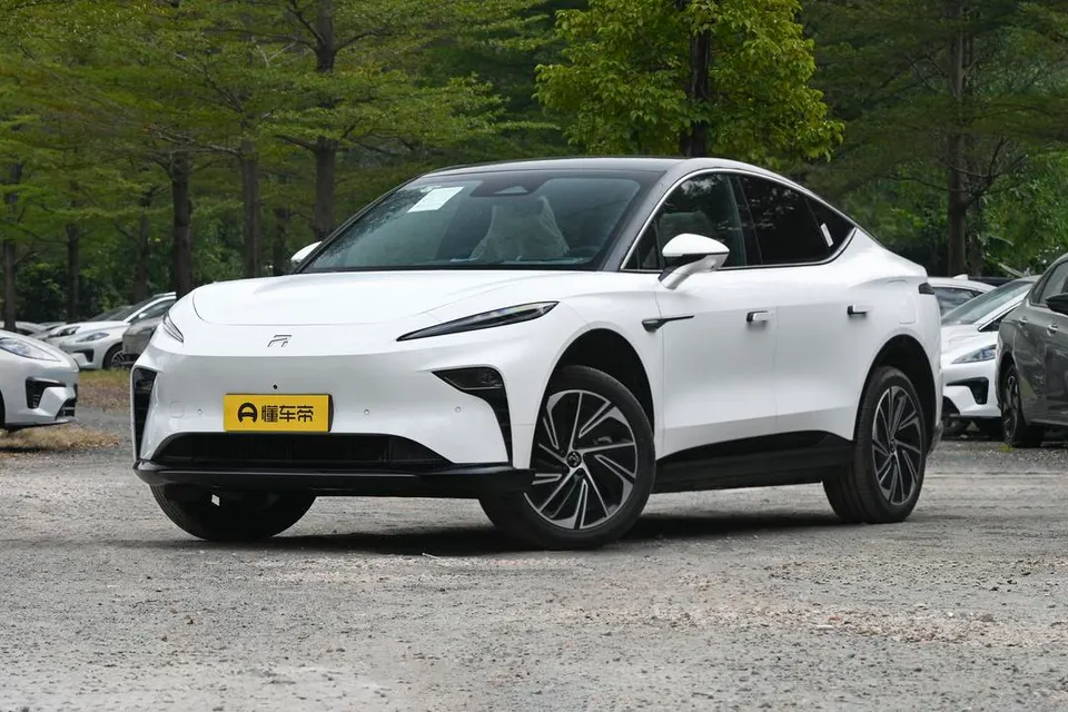 Rising Auto R7 — пример автомобиля с китайского рынка; комплектация выбранного объявления может отличаться