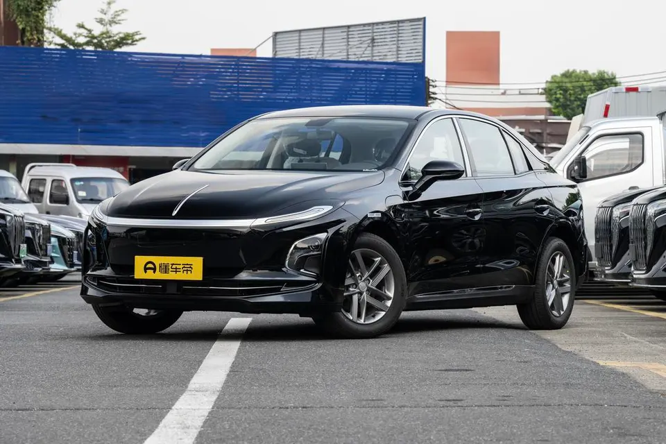 Hongqi E-QM5 — пример автомобиля с китайского рынка; комплектация выбранного объявления может отличаться
