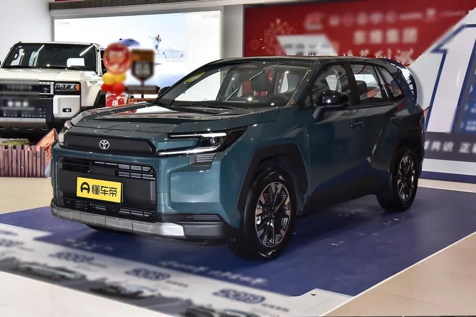Toyota RAV4 — пример автомобиля с китайского рынка; комплектация выбранного объявления может отличаться