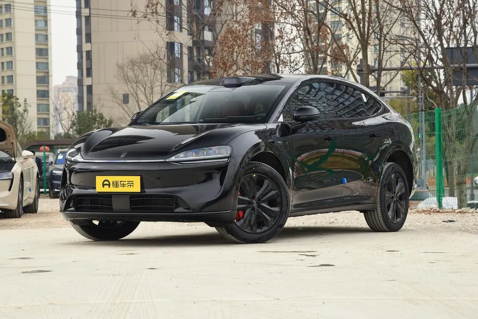 Luxeed R7 — пример автомобиля с китайского рынка; комплектация выбранного объявления может отличаться