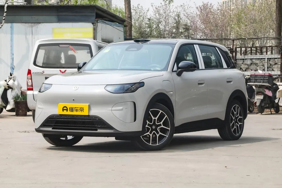 Leapmotor A10 — пример автомобиля с китайского рынка; комплектация выбранного объявления может отличаться