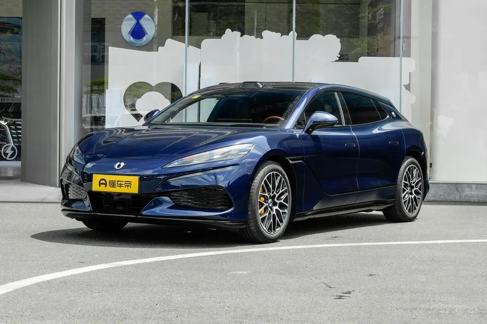 Denza Z9GT EV — пример автомобиля с китайского рынка; комплектация выбранного объявления может отличаться