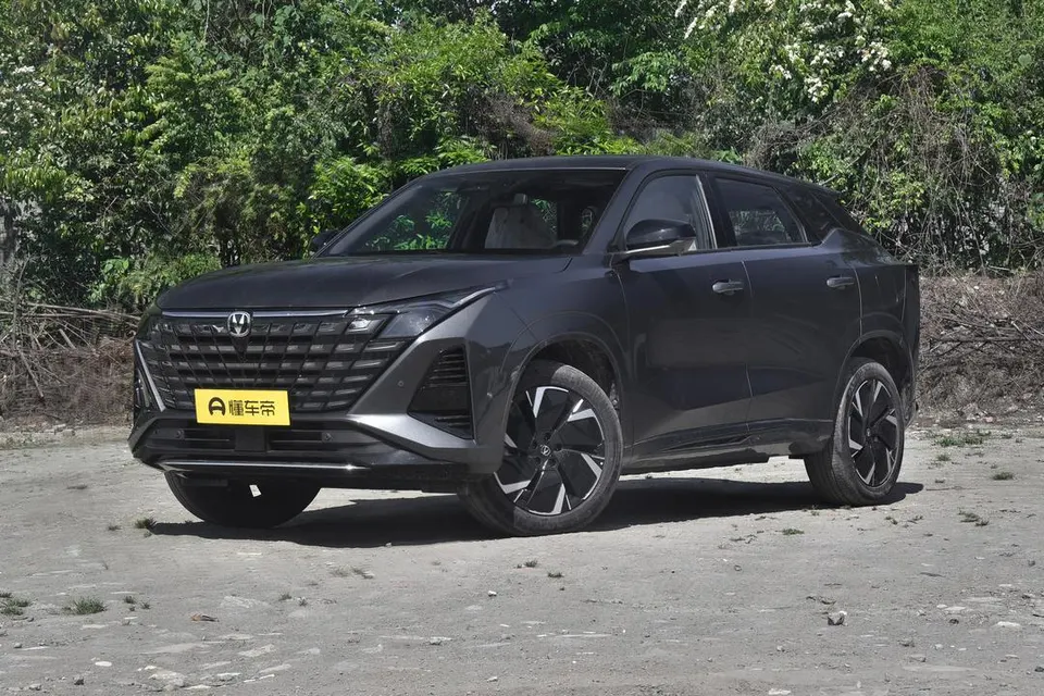 Changan UNI-Z PHEV — пример автомобиля с китайского рынка; комплектация выбранного объявления может отличаться