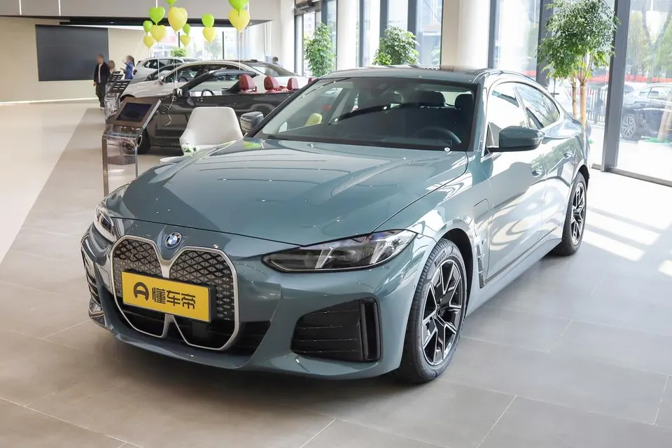 BMW i4 — пример автомобиля с китайского рынка; комплектация выбранного объявления может отличаться
