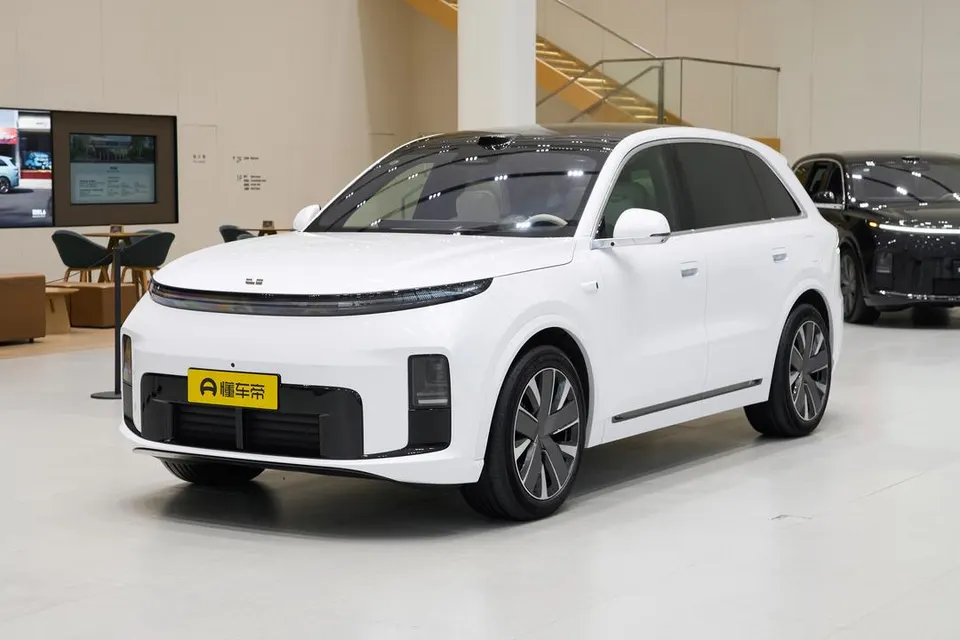 Li Auto L8 — пример автомобиля с китайского рынка; комплектация выбранного объявления может отличаться