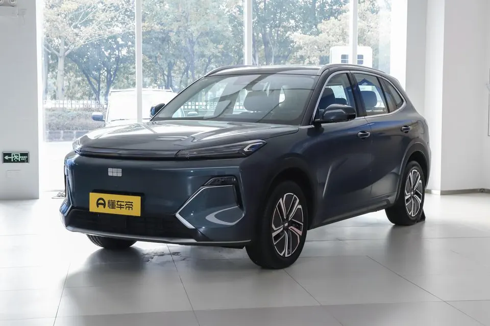 Geely Galaxy Starship 7 EM-i — пример автомобиля с китайского рынка; комплектация выбранного объявления может отличаться