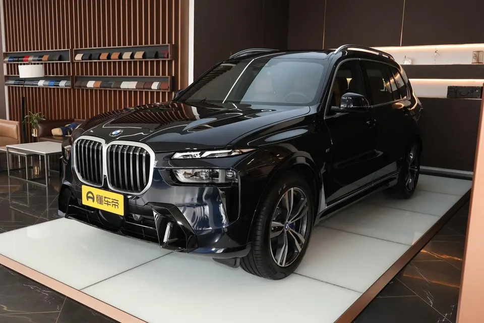 BMW X7 — пример автомобиля с китайского рынка; комплектация выбранного объявления может отличаться