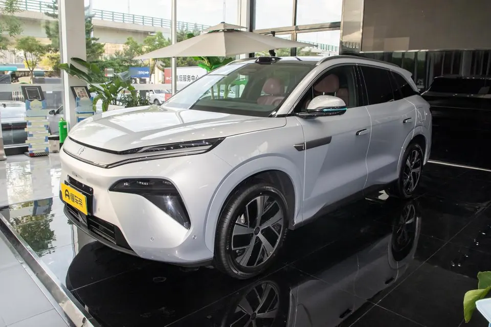 BYD Tang L DM — пример автомобиля с китайского рынка; комплектация выбранного объявления может отличаться