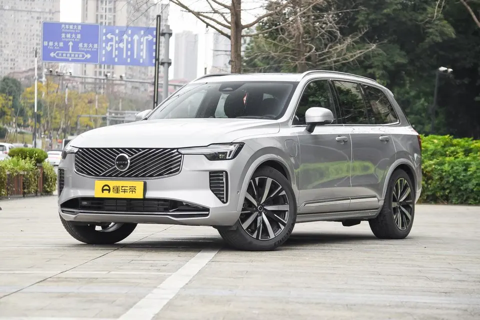 Volvo XC90 PHEV — пример автомобиля с китайского рынка; комплектация выбранного объявления может отличаться
