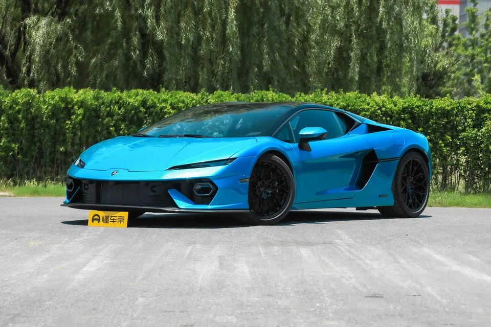 Lamborghini Temerario — пример автомобиля с китайского рынка; комплектация выбранного объявления может отличаться