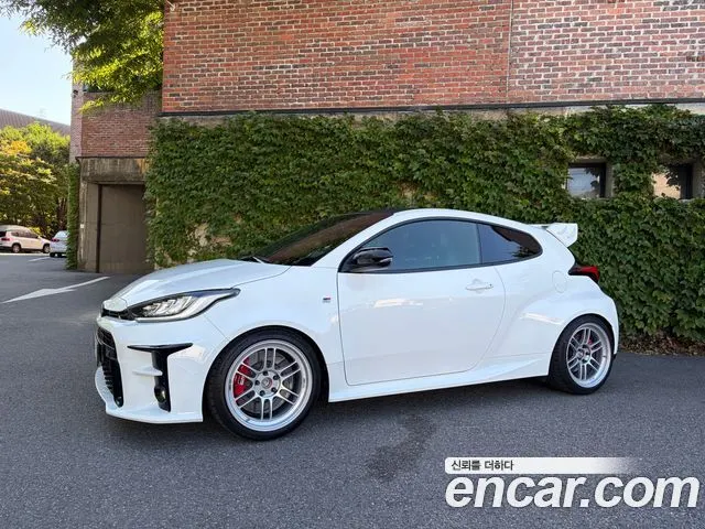 Toyota Yaris(Vitz) — пример автомобиля с корейского рынка; комплектация выбранного объявления может отличаться
