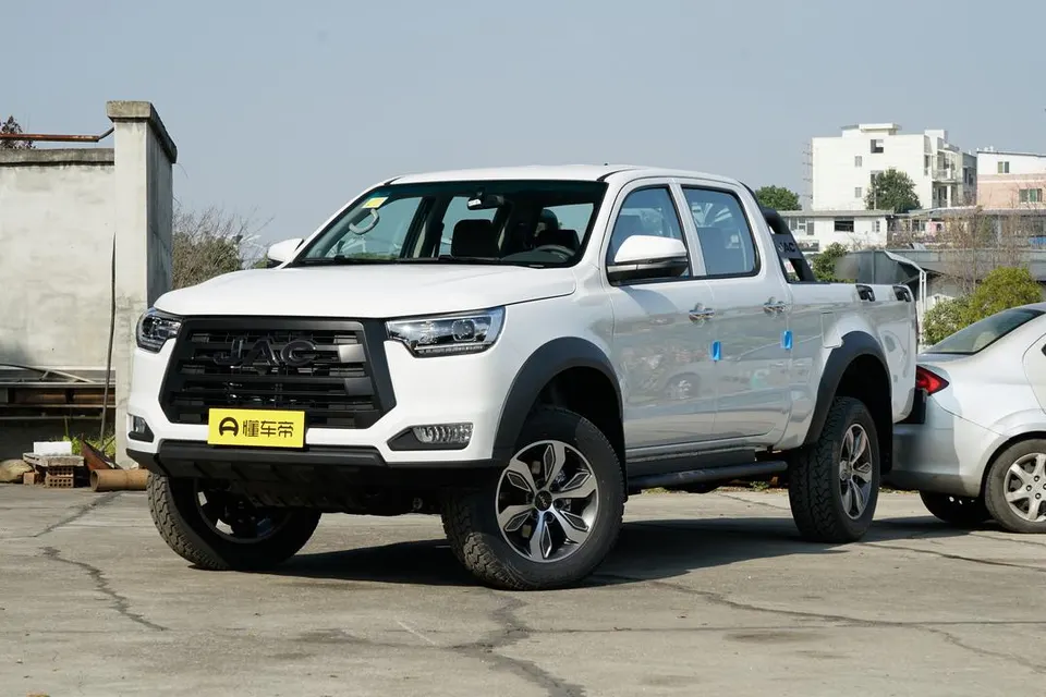 JAC T8 — пример автомобиля с китайского рынка; комплектация выбранного объявления может отличаться
