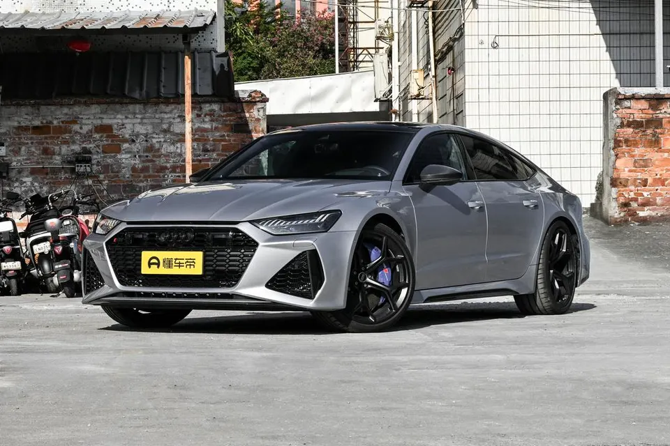 Audi RS 7 — пример автомобиля с китайского рынка; комплектация выбранного объявления может отличаться