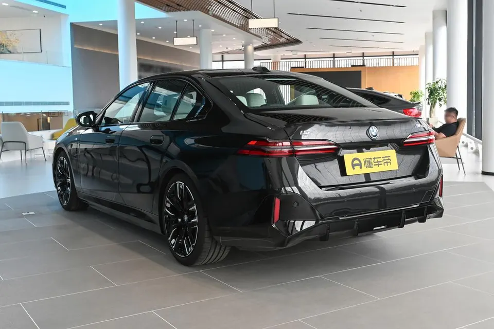 BMW i5 (imported) — пример автомобиля с китайского рынка; комплектация выбранного объявления может отличаться