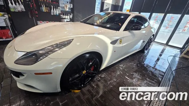 Ferrari FF — пример автомобиля с корейского рынка; комплектация выбранного объявления может отличаться
