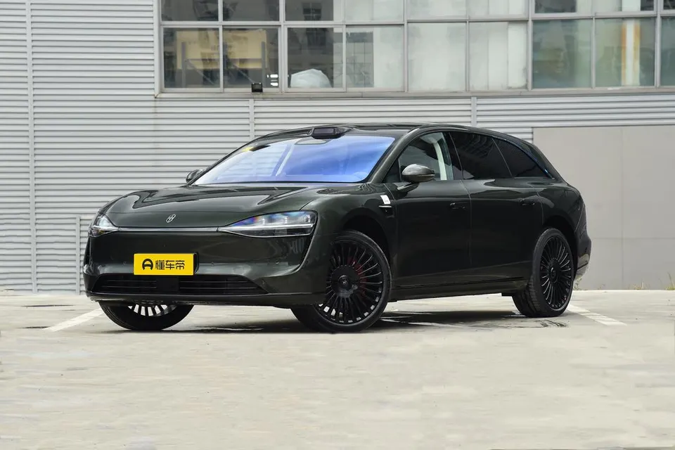 Stelato S9T — пример автомобиля с китайского рынка; комплектация выбранного объявления может отличаться