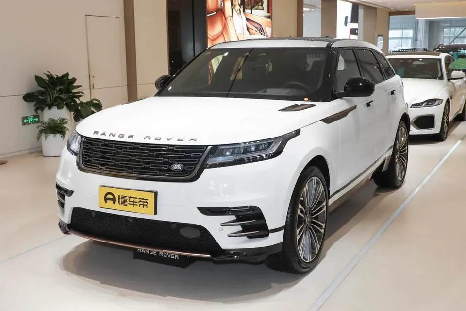 Land Rover Range Rover Velar — пример автомобиля с китайского рынка; комплектация выбранного объявления может отличаться