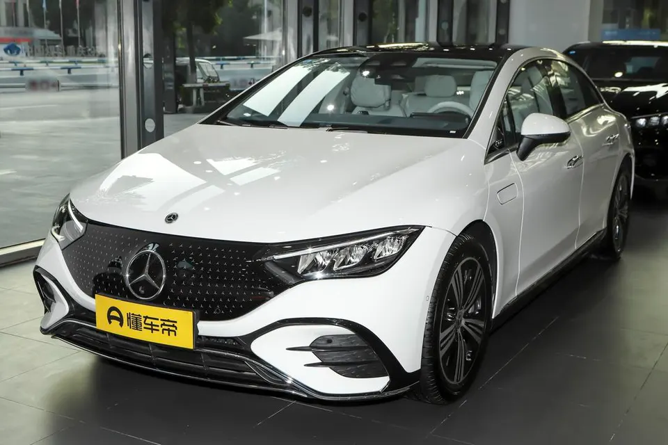 Mercedes-Benz EQE — пример автомобиля с китайского рынка; комплектация выбранного объявления может отличаться