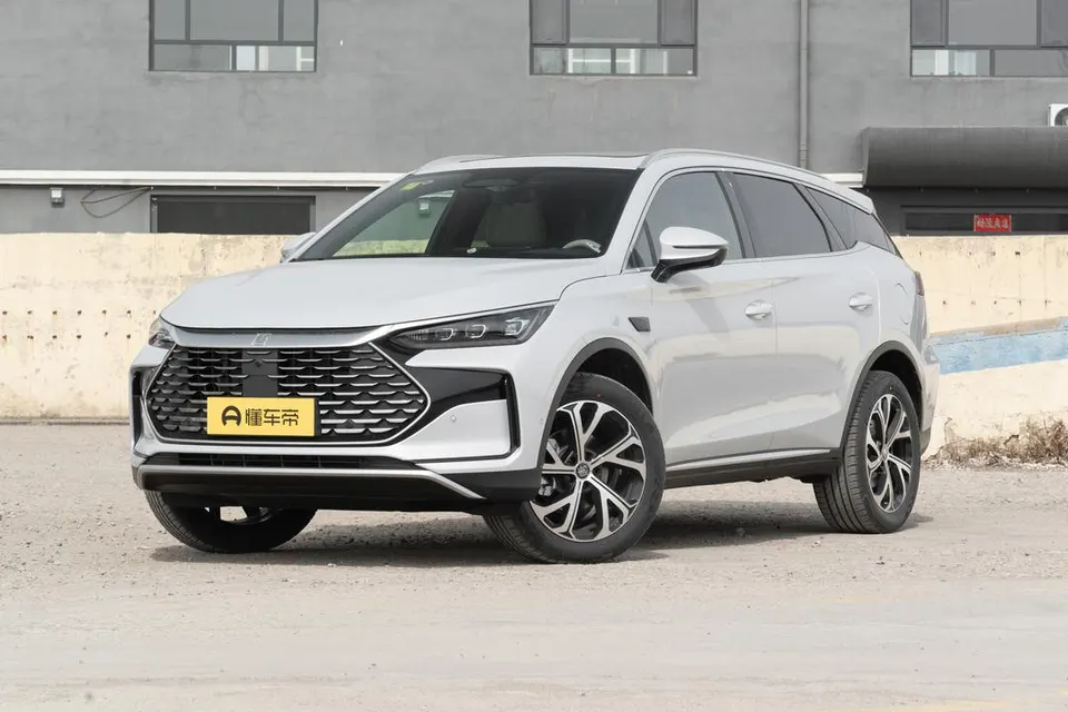 BYD Tang DM — пример автомобиля с китайского рынка; комплектация выбранного объявления может отличаться