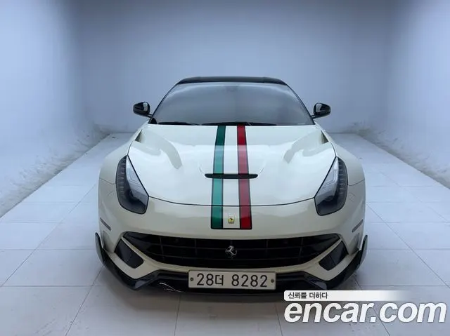 Ferrari F12 Berlinetta — пример автомобиля с корейского рынка; комплектация выбранного объявления может отличаться