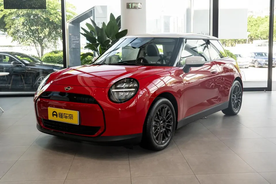 MINI Cooper Electric — пример автомобиля с китайского рынка; комплектация выбранного объявления может отличаться
