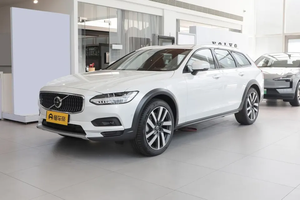 Volvo V90 — пример автомобиля с китайского рынка; комплектация выбранного объявления может отличаться