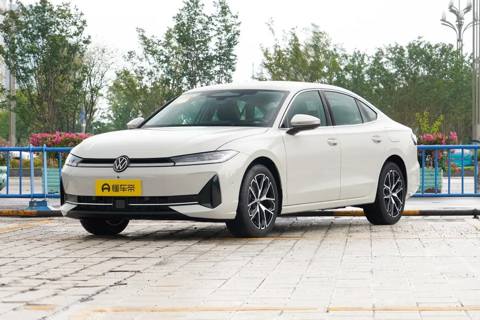 Volkswagen Passat PHEV — пример автомобиля с китайского рынка; комплектация выбранного объявления может отличаться