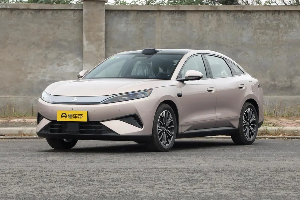 BYD Qin MAX DM — пример автомобиля с китайского рынка; комплектация выбранного объявления может отличаться