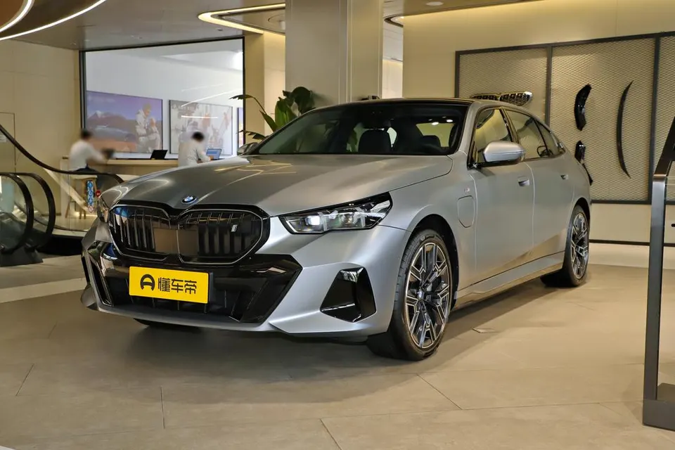 BMW i5 — пример автомобиля с китайского рынка; комплектация выбранного объявления может отличаться
