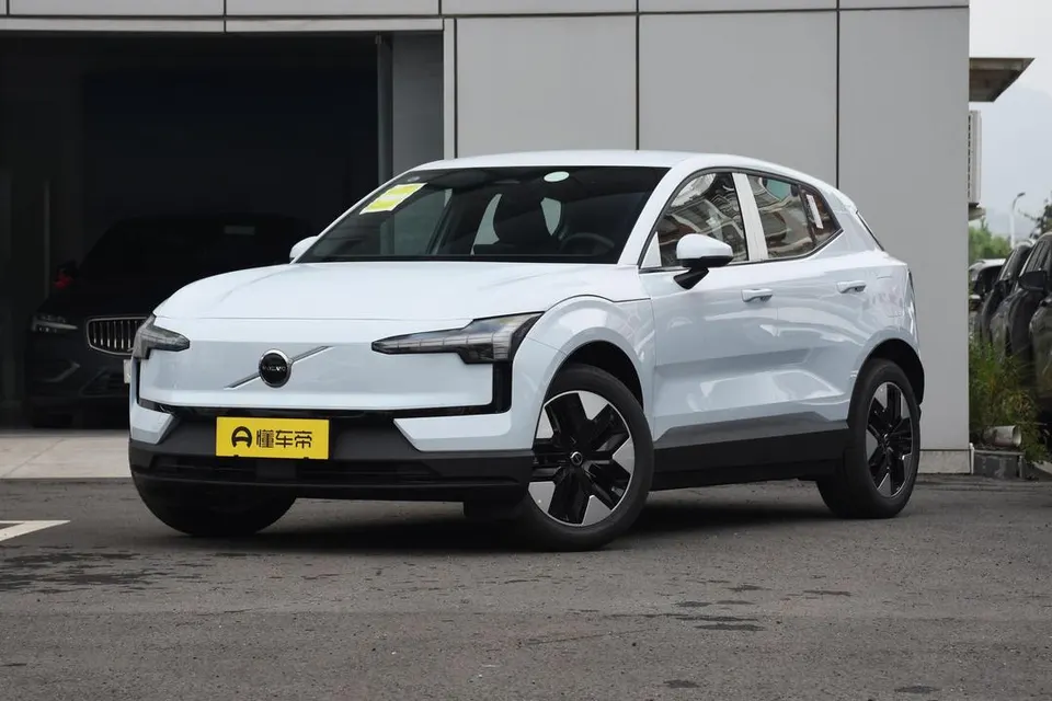 Volvo EX30 — пример автомобиля с китайского рынка; комплектация выбранного объявления может отличаться