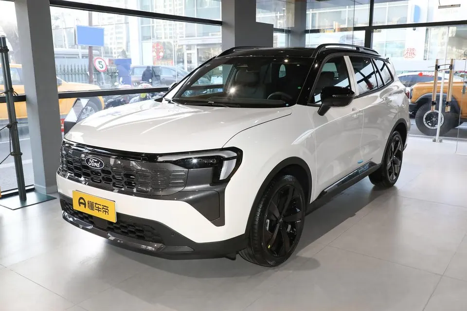 Ford Lingrui PHEV — пример автомобиля с китайского рынка; комплектация выбранного объявления может отличаться