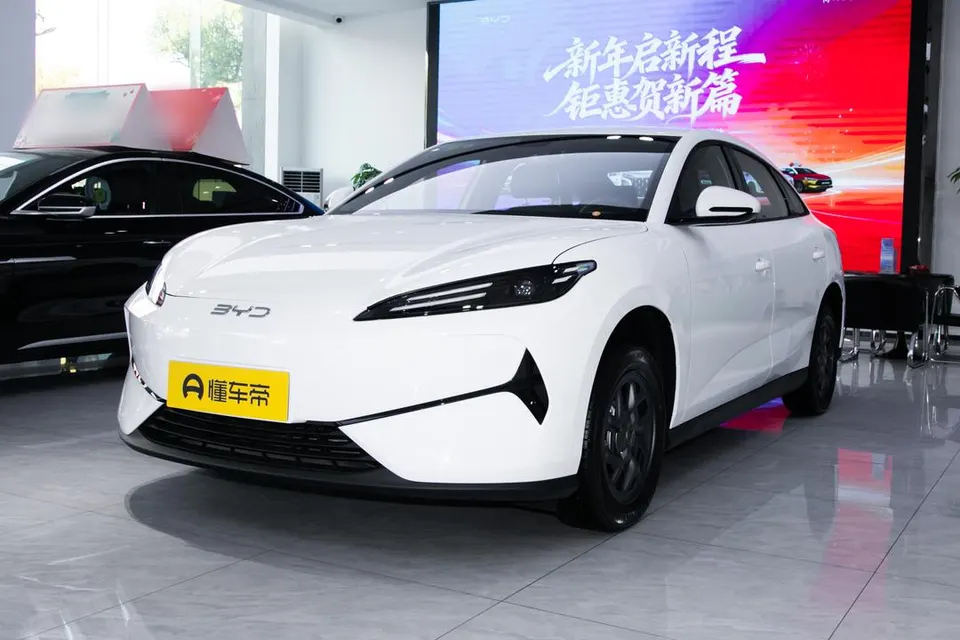 BYD e7 — пример автомобиля с китайского рынка; комплектация выбранного объявления может отличаться