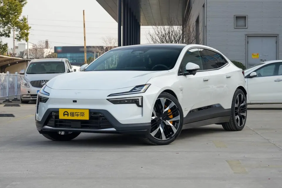 Polestar 4 — пример автомобиля с китайского рынка; комплектация выбранного объявления может отличаться