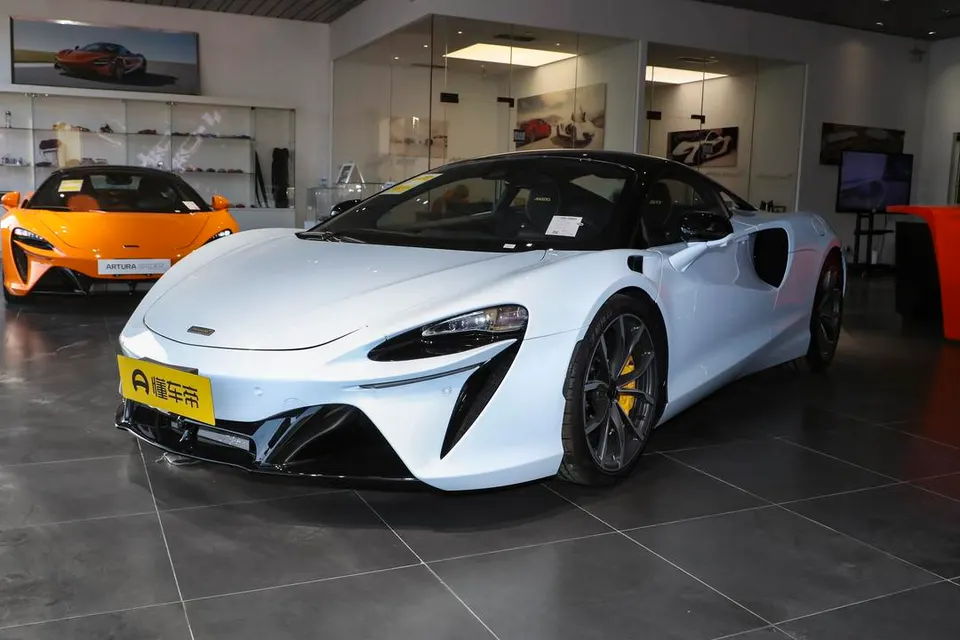 McLaren Artura — пример автомобиля с китайского рынка; комплектация выбранного объявления может отличаться