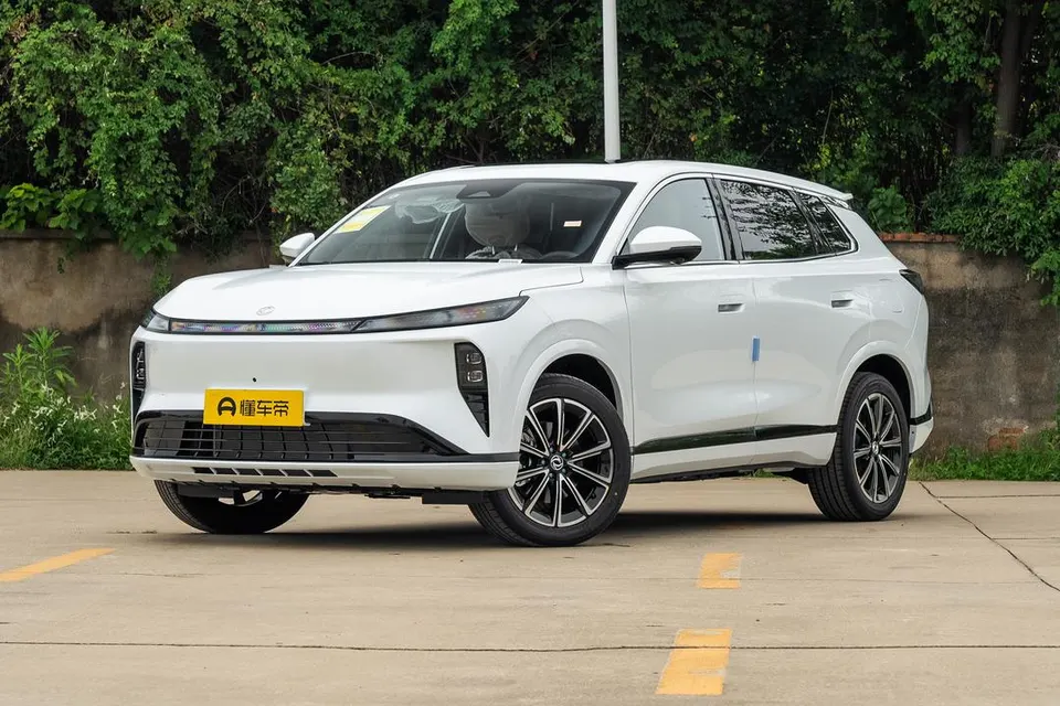 Dongfeng Aeolus L8 PHEV — пример автомобиля с китайского рынка; комплектация выбранного объявления может отличаться