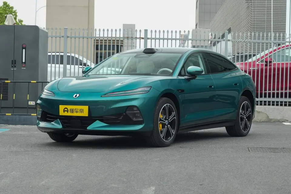 Denza Z9S EV — пример автомобиля с китайского рынка; комплектация выбранного объявления может отличаться