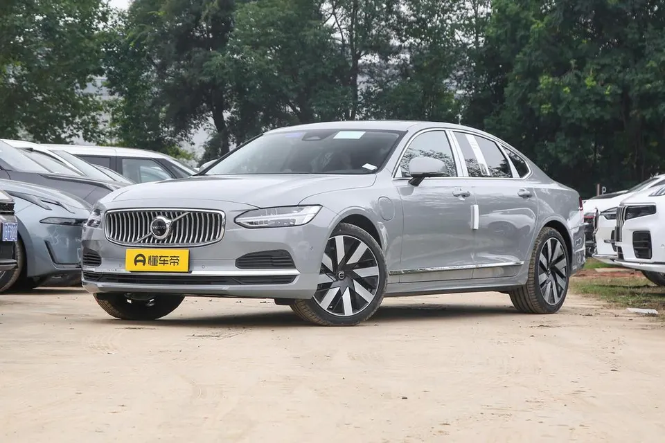 Volvo S90 PHEV — пример автомобиля с китайского рынка; комплектация выбранного объявления может отличаться