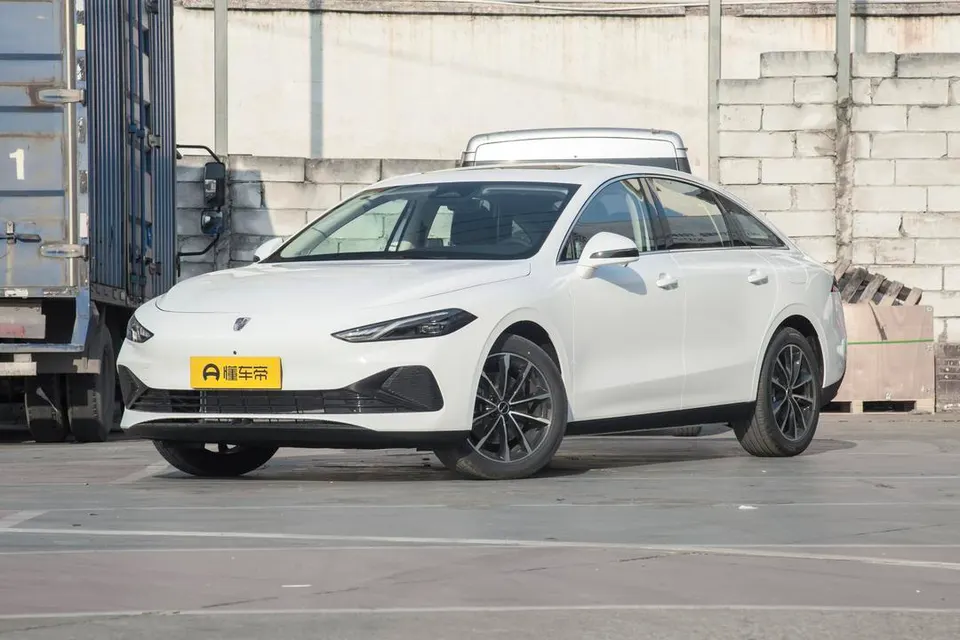 Roewe D7 DMH — пример автомобиля с китайского рынка; комплектация выбранного объявления может отличаться