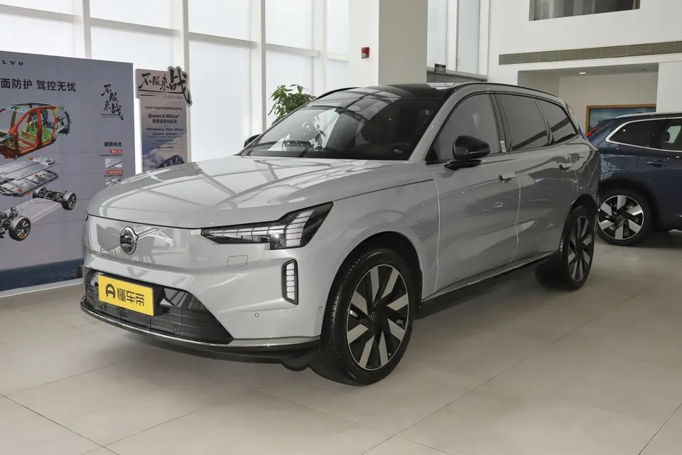 Volvo EX90 — пример автомобиля с китайского рынка; комплектация выбранного объявления может отличаться
