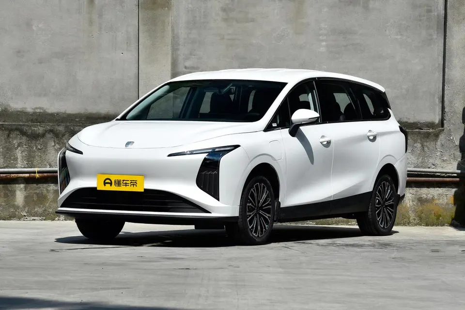Forthing V6 PLUS — пример автомобиля с китайского рынка; комплектация выбранного объявления может отличаться