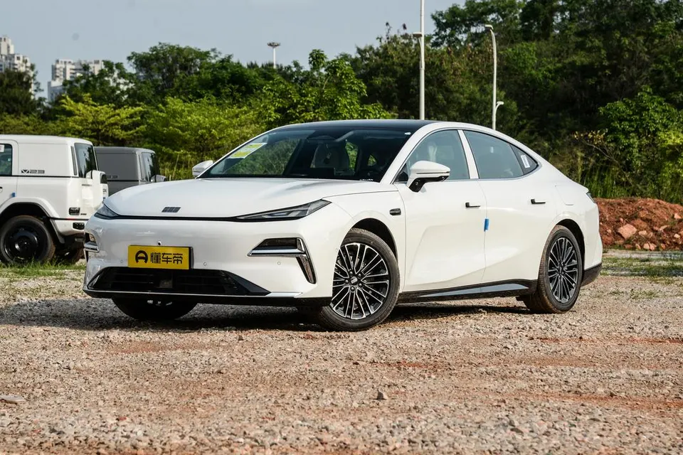 Geely Galaxy Starlight 8 PHEV — пример автомобиля с китайского рынка; комплектация выбранного объявления может отличаться