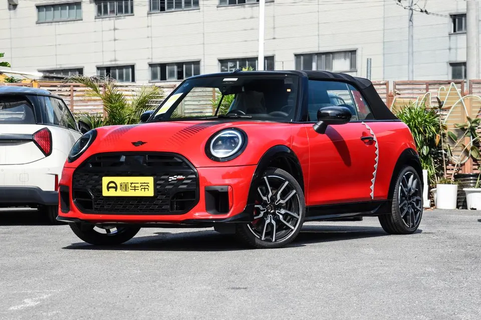 MINI JCW — пример автомобиля с китайского рынка; комплектация выбранного объявления может отличаться